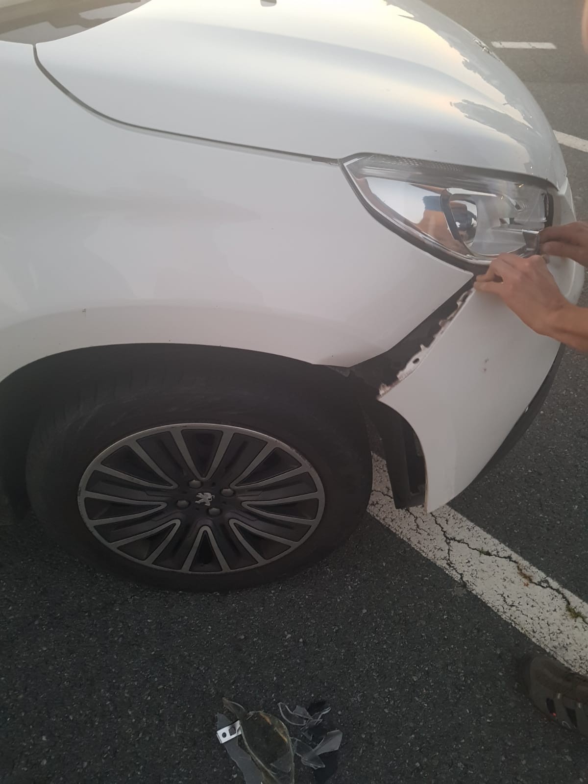 Auto istripua izan dute Aitzol Iriondoren lagun batzuek, hura bisitatzera zihoazela