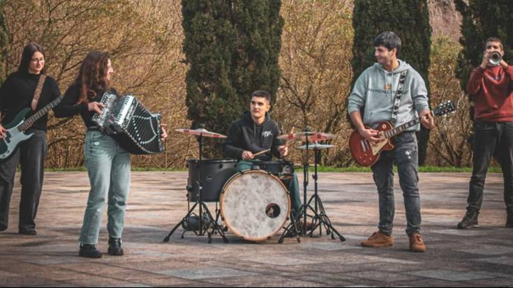 'Etorkizuna pizten' abestia kaleratu du Ertz taldeak