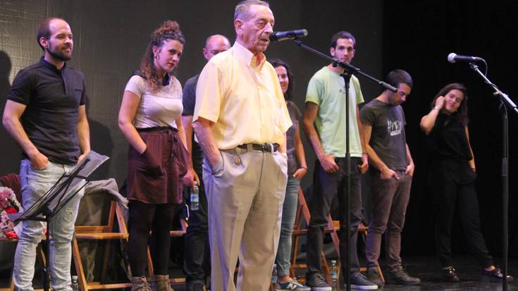 Kultur etxea, zutik Patxi Etxeberria omentzeko