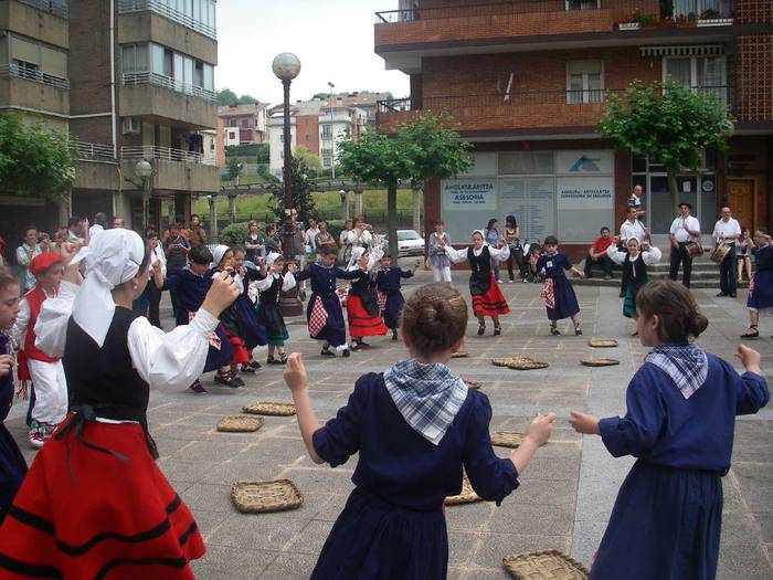 Dantzari Txiki Eguna igandean