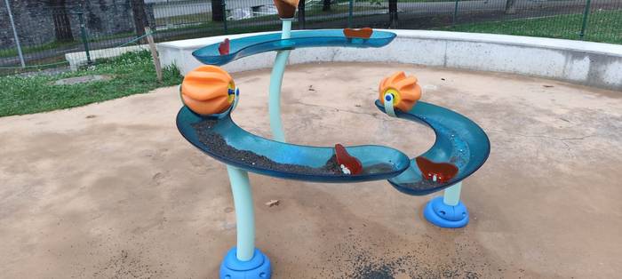Atsobakarreko ur parkeko "ekintza bandalikoa" deitoratu du udalak