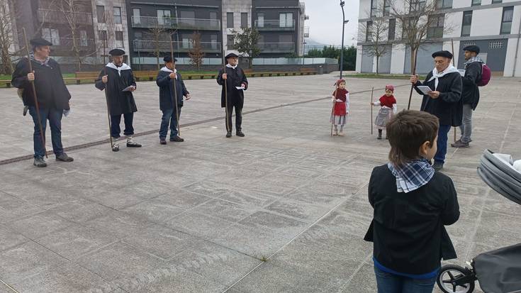 Santa eskean aritu dira, ohitura zaharrari jarraiki