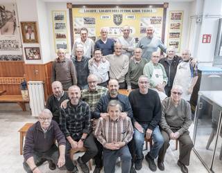 Lehen zelaian bezain ondo moldatzen dira orain mahaiaren bueltan