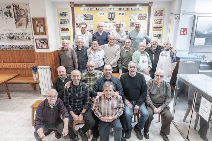 Lehen zelaian bezain ondo moldatzen dira orain mahaiaren bueltan