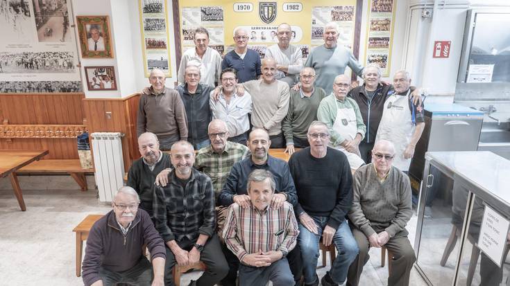 Lehen zelaian bezain ondo moldatzen dira orain mahaiaren bueltan