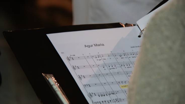 Alboka abesbatzak elizkizuna girotu du