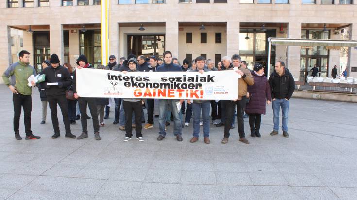 Autobus zerbitzuaren aurreproiektua gerarazteko 7.000 sinadura eta 5.000 helegite aurkeztu dituzte