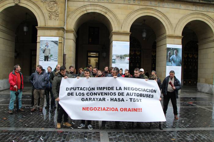 Aldundiari negoziatzen uzteko eskatu diote 