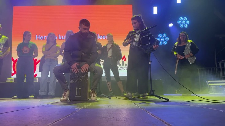 Abesti akustikoa jo dute sortzaileek