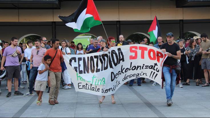 Israelek elkartasun flotilla erasotu duela salatzeko elkarretaratzea egingo dute gaur Okendo plazan