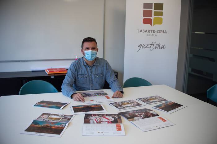 Ostegunean hasiko da udala 2021eko egutegiak etxez etxe banatzen