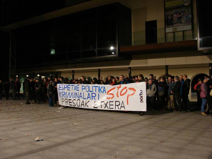 Sortuk deituta elkarretaratzea egin da Okendon