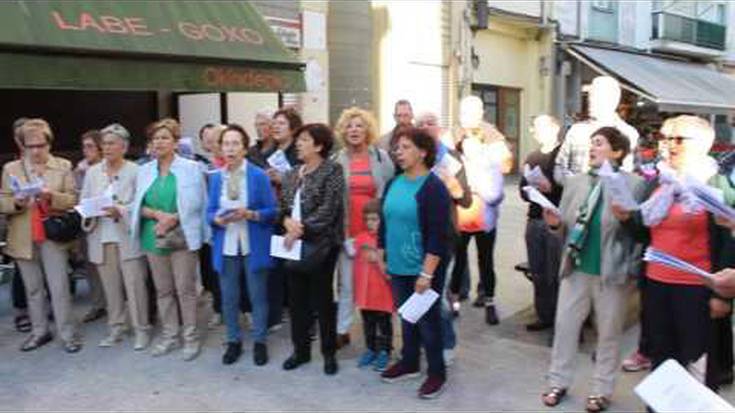 Xumela abesbatzako kideek, txistularien laguntzaz, kantu-jira egin dute erdigunean barrena