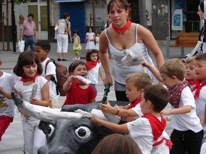 San Fermin festa Okendon egin dute haurrek