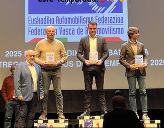 Aitor Manso gidariak 2025 denboraldiko garaikurrak jaso ditu