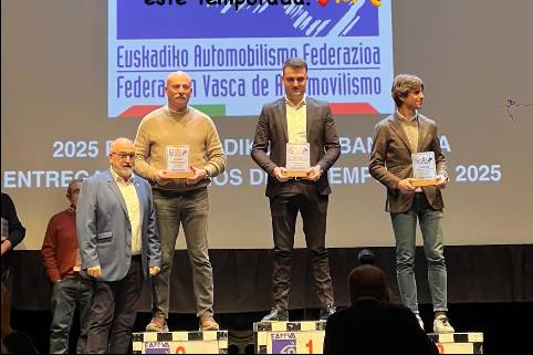 Aitor Manso gidariak 2025 denboraldiko garaikurrak jaso ditu