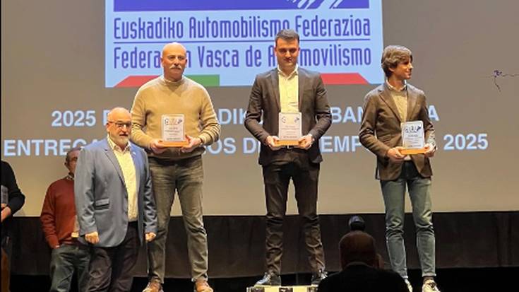 Aitor Manso gidariak 2025 denboraldiko garaikurrak jaso ditu