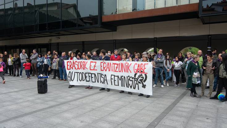 Lasarte-Oriako mugimendu feministak deitutako elkarretaratzea Okendo plazan