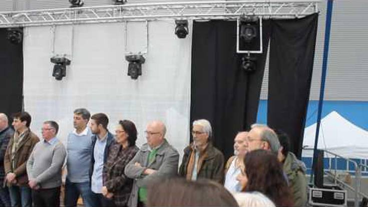 Aurreskua dantzatu diete Erketzeko zenbait kidek Michelinera joan diren agintariei