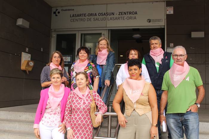 Herriko merkatariek Bularreko Minbiziaren Aurkako Mundu Egunarekin bat egin dute