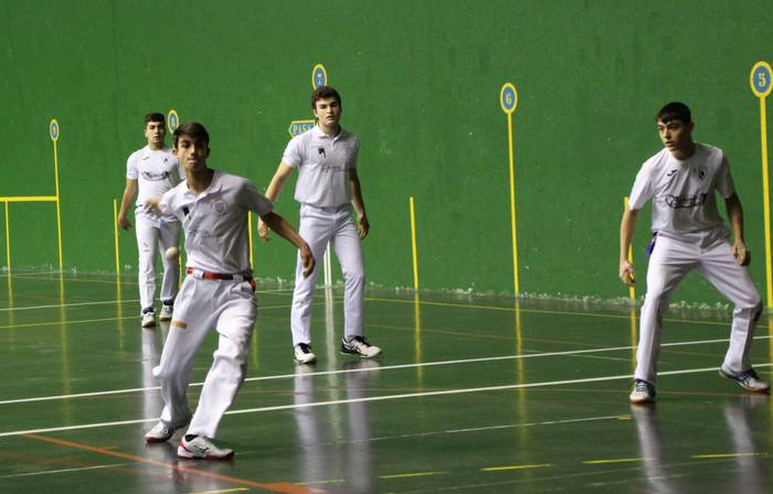 Intzako jubenil bikotea finaleko arerioaren zain dago