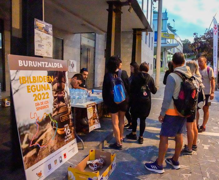 Buruntzaldeko eta Pirinioetako ibilbideetan barrena ibili dira herritarrak