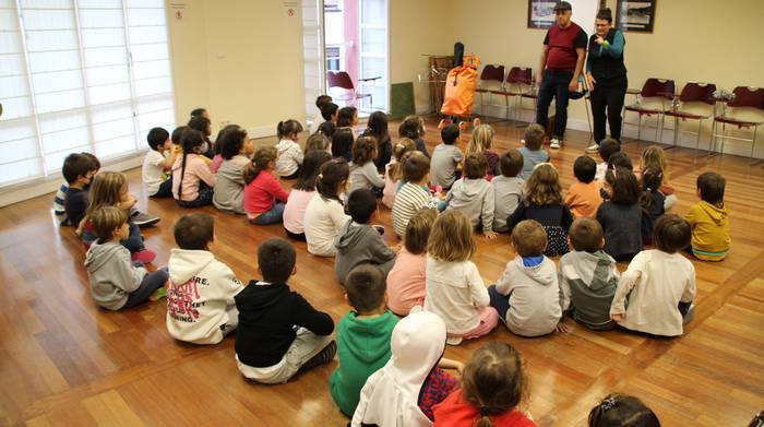 Udal Liburutegiaren eta kultur etxearen ordutegi eta egutegien berri eman dute