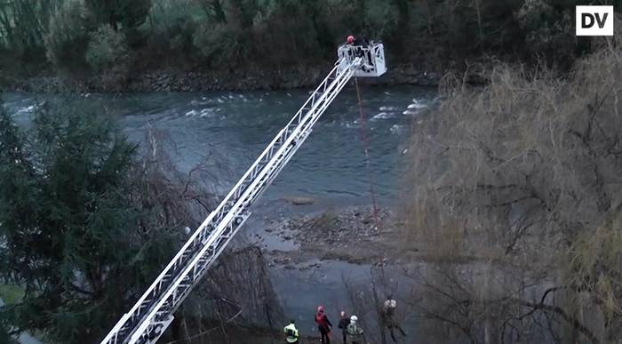 Suhiltzaileek emakume bat erreskatatu behar izan dute Oria ibaitik