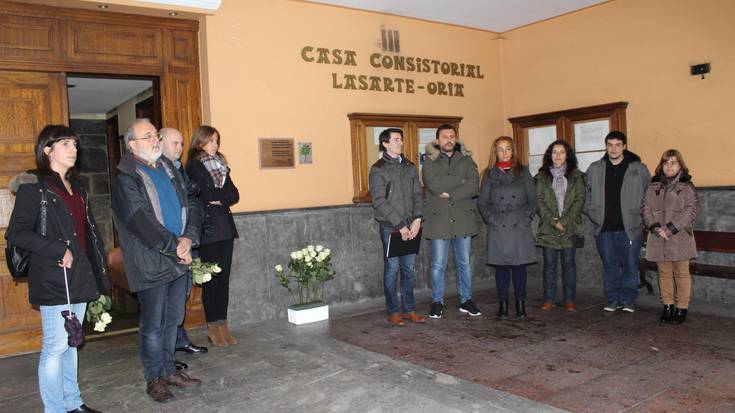 Biktima guztiak oroituz egin dute adierazpena udal ordezkariek