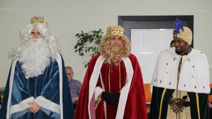 Errege Magoek lasarteoriatarrak agurtu dituzte, beren gau bereziaren atarian