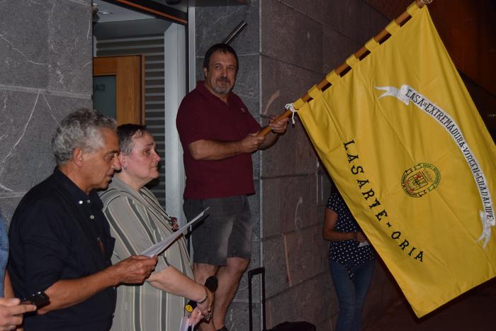 Guadalupeko Ama Birjinaren eta Extremadurako Egunaren jaiak: bandera igotzea