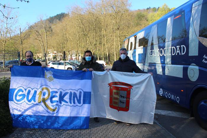 Lasarte-Oriako bandera entregatu dio udalak Realari, Cartujara eramateko