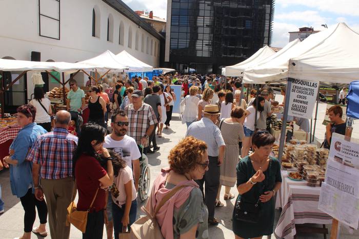 Omenaldi bat eta 50 postu Santa Ana artisautza azokan