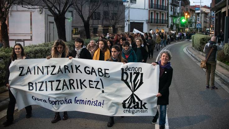 Manifestazio jendetsua egin du mugimendu feministak