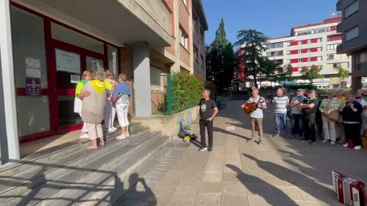 Mari Jose eta Caridad garbitzaileei zapiak jantzi eta abestu dieten unea