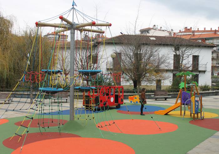 Herriko parkeak berritzen ari da Udala