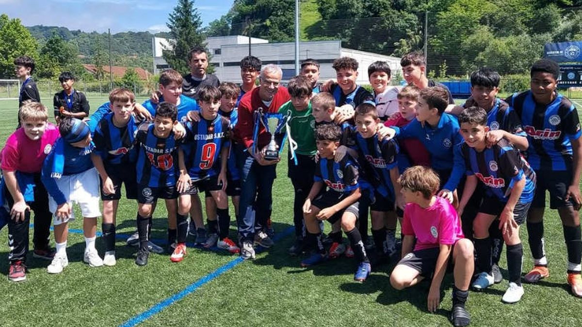 Herriko futbol taldeek Udaberriko kopa eta Jubelinen Gorengoen mailara igoera eskuratu dute