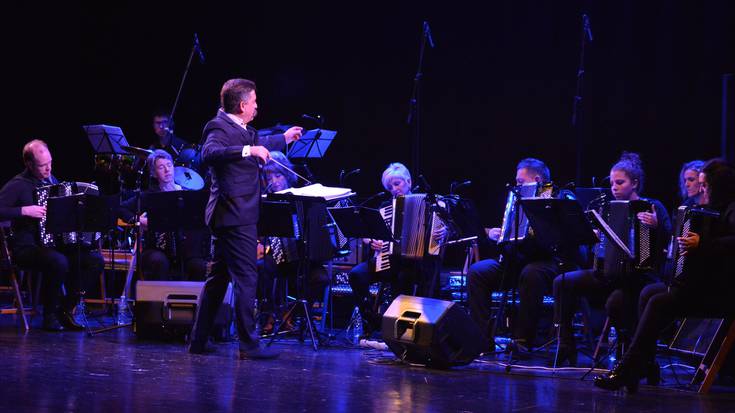 Oholtza gainetik itzali ditu kandelak