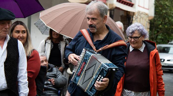 'Mister Eleizegi' diskoa argitaratu du Joseba Tapia herritarrak