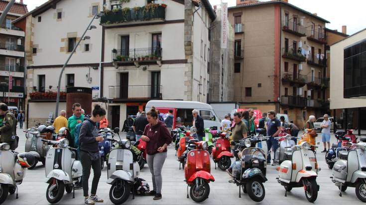 Motor burrunbaz, gasolina usainez eta kez beteriko asteburua