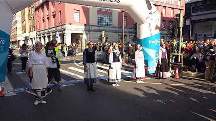 Dantzariek agurra dantzatu diete kroseko parte hartzaileei lasterleta hasi aurretik