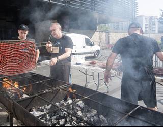 Giro ederra izan da Okendo plazako parrilladan