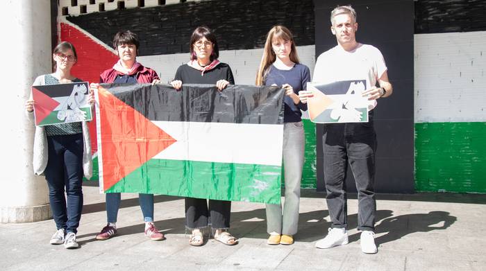 Kazetari palestinarrei babesa adierazi die TXINTXARRI aldizkariak