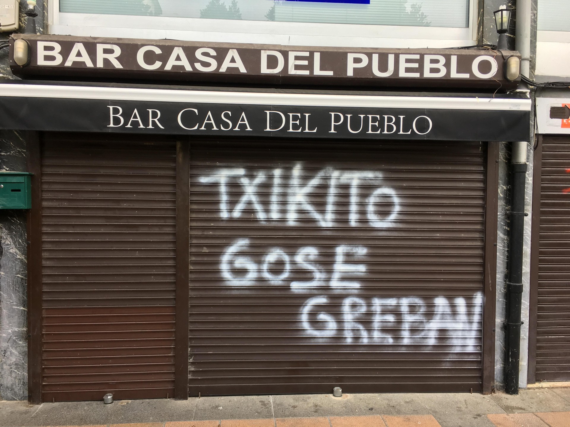 Lasarte-Oriako PSE-EEko egoitzan pintaketak egin dituzte, eta alderdiak gogor gaitzetsi du "erasoa"