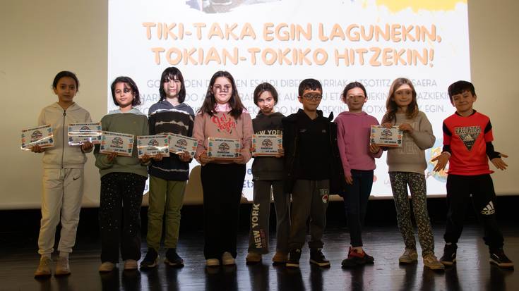 'Tiki-toki' sariak banatu dituzte