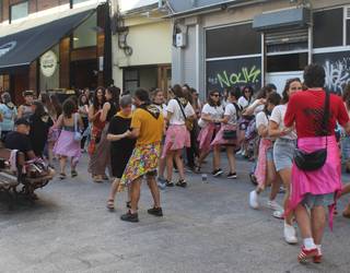 Salsa-batxata kuir hastapen ikastaroa egin nahi dute herrian
