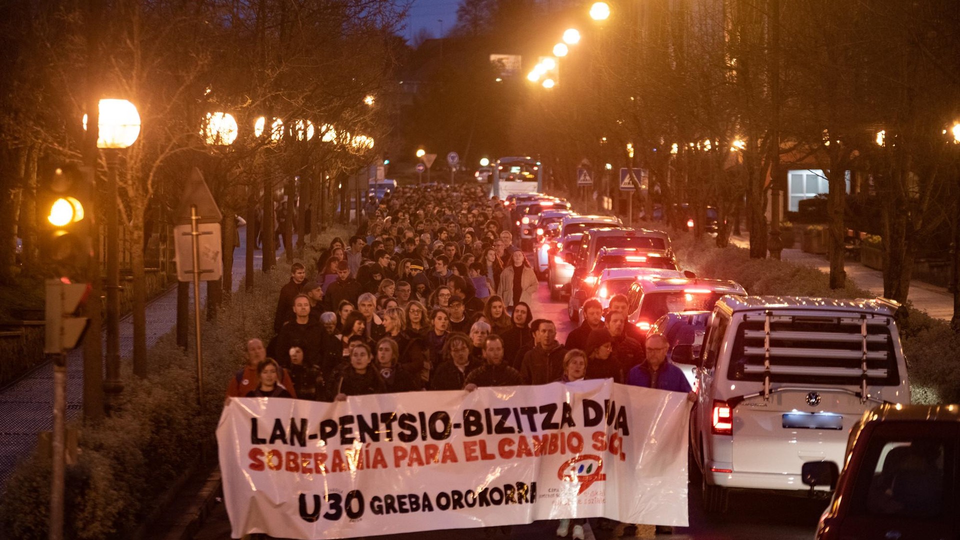 Ehunka herritar manifestatu dira arratsaldean pentsio, lan eta bizitza duinen alde