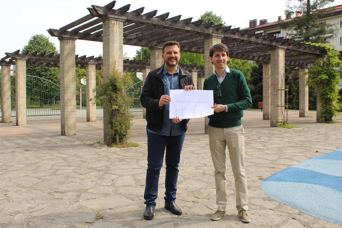Atsobakarreko pergola estaliko dute