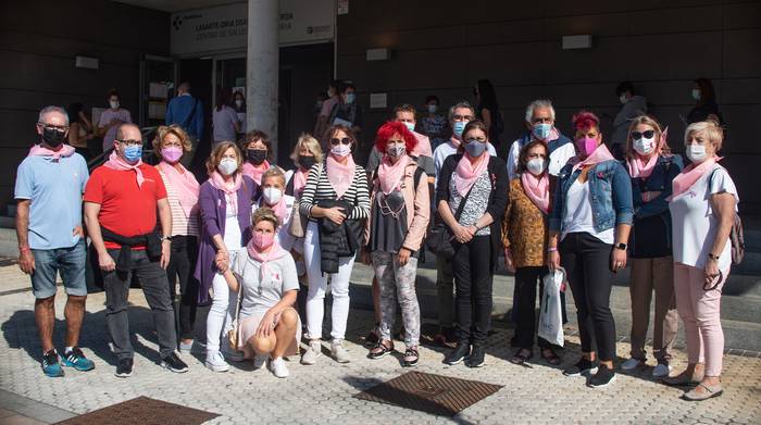 Bularreko Minbiziaren Aurkako Egunarekin bat egin dute merkatariek eta udalak