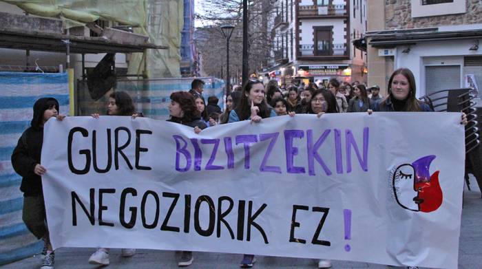 Asunak talde feministaren jarduna berrartu dute